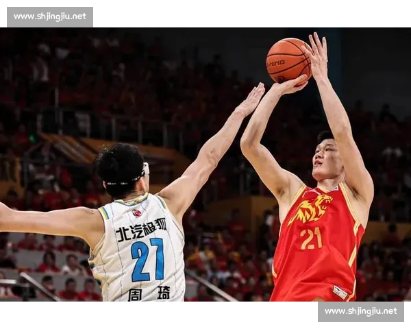 CBA最新动态：球员交易热潮引发关注 多支球队备战新赛季争锋激烈